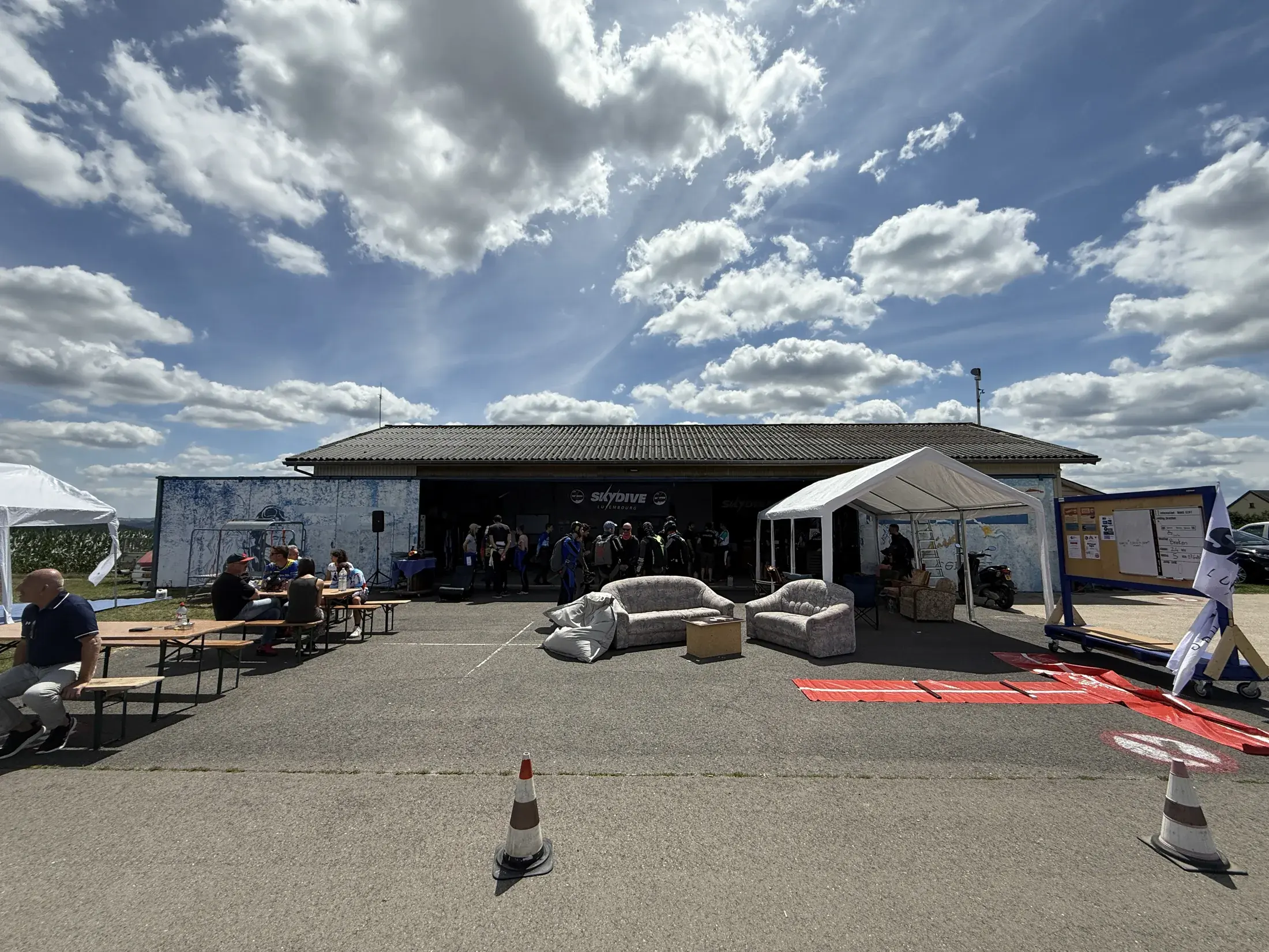 Hangar und Vereinsheim