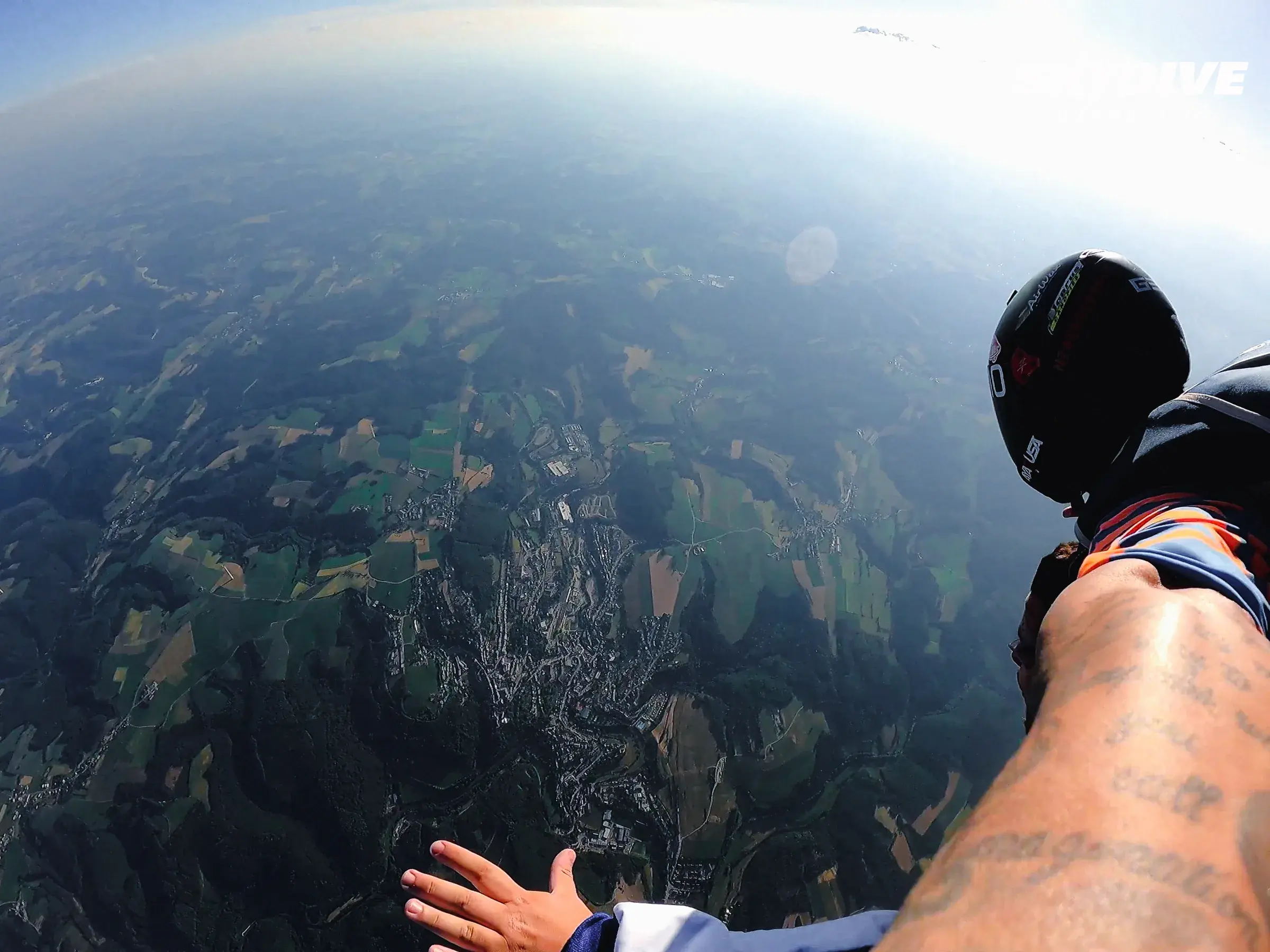 Blick aus dem Flugzeug beim Steigflug