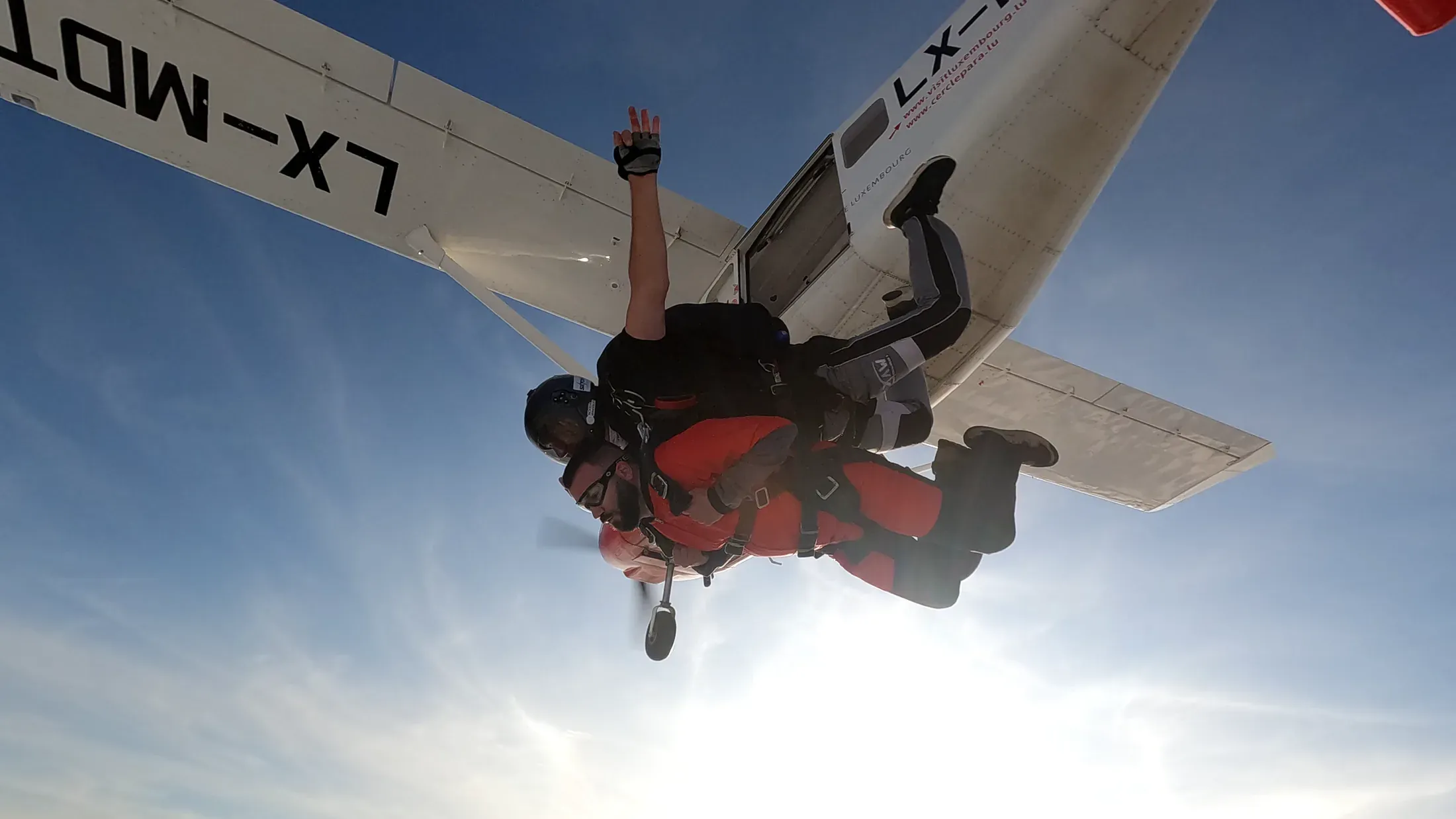 Skydivers under canopy